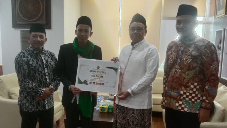 Ach. Farhan (19), juara III MHQ Internasional King Abdul Aziz ke-44, menerima apresiasi dari Kementerian Agama