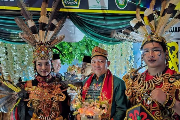 Direktur KSKK Madrasah Sidik Sisdiyanto (tengah)