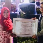 Rektor UIN Imam Bonjol Padang, Prof Dr Martin Kustati MPd menyerahkan sertifikat platinum kepada Ketua Kontingen UIN Ar-Raniry Banda Aceh, Reza Idria PhD, Sabtu (28/9/24) malam di UIN Imam Bonjol Padang.