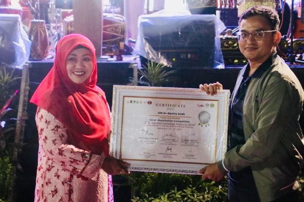 Rektor UIN Imam Bonjol Padang, Prof Dr Martin Kustati MPd menyerahkan sertifikat platinum kepada Ketua Kontingen UIN Ar-Raniry Banda Aceh, Reza Idria PhD, Sabtu (28/9/24) malam di UIN Imam Bonjol Padang.