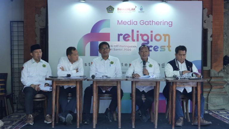 Juru Bicara Kementerian Agama Sunanto (kedua dari kanan) menyampaikan rencana Religion Festival, Senin (7/10/2024)