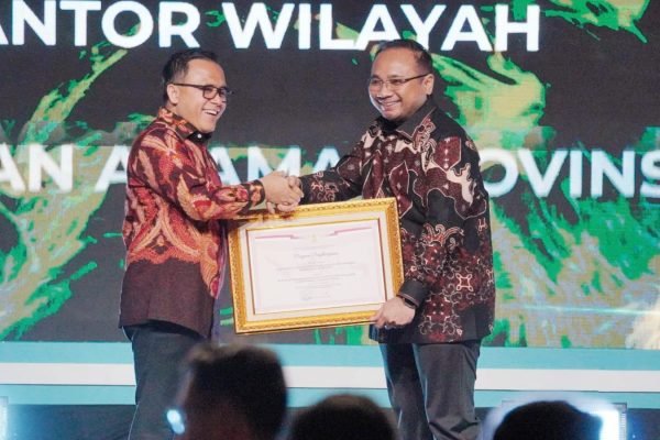 Menag Yaqut Cholil Qoumas menerima penghargaan dari Menteri PANRB Azwar Anas