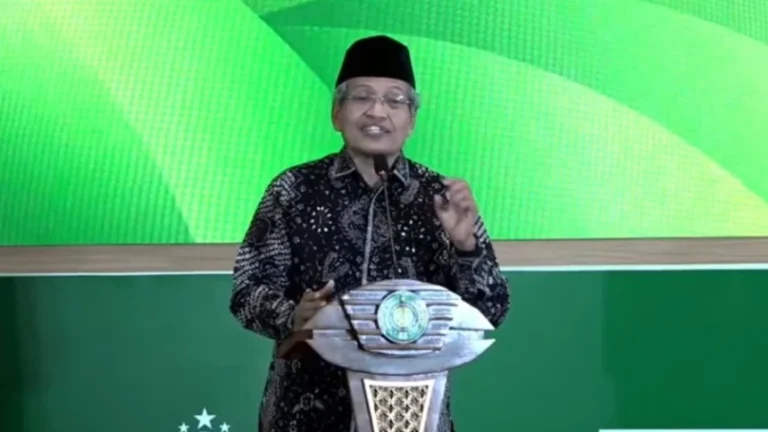 KH Ulil Abshar Abdalla saat memberikan sambuutan dalam Seminar Pendahuluan Humanitarian Islam di Universitas Sumatera Utara (USU) Medan pada Senin (14/10/2024). Sumber: https://www.nu.or.id/nasional/pbnu-gagas-humanitarian-islam-sebagai-pemandu-di-tengah-ketidakpastian-dunia-NOwph ___ Download NU Online Super App, aplikasi keislaman terlengkap! https://nu.or.id/superapp (Android/iOS)