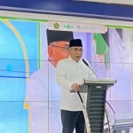 Ketua Umum PBNU, KH Yahya Cholil Staquf atau Gus Yahya saat memberikan pidato kunci pada Simposium Pesantren 2024 Sumber: https://www.nu.or.id/nasional/gus-yahya-jelaskan-nu-sebagai-pencetus-keberlanjutan-pesantren-di-indonesia-AiVpD ___ Download NU Online Super App, aplikasi keislaman terlengkap! https://nu.or.id/superapp (Android/iOS)