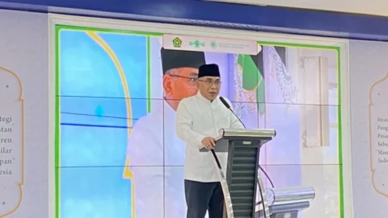 Ketua Umum PBNU, KH Yahya Cholil Staquf atau Gus Yahya saat memberikan pidato kunci pada Simposium Pesantren 2024 Sumber: https://www.nu.or.id/nasional/gus-yahya-jelaskan-nu-sebagai-pencetus-keberlanjutan-pesantren-di-indonesia-AiVpD ___ Download NU Online Super App, aplikasi keislaman terlengkap! https://nu.or.id/superapp (Android/iOS)
