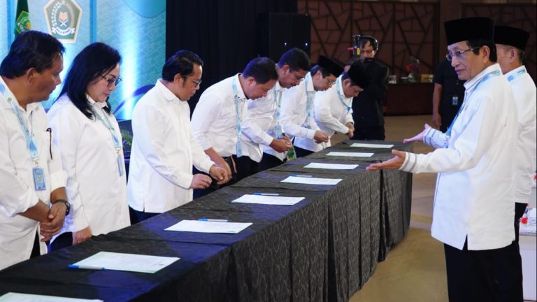 Pimpinan Kemenag Teken Pakta Integritas sebagai Komitmen Melayani Umat secara Lebih Baik